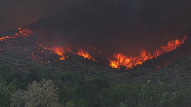 Ολονύκτια μάχη με τις φλόγες στην Ανδρο και τη Σάμο