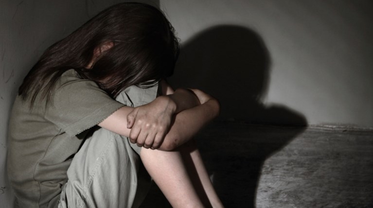 Στον ανακριτή ο γιατρός που ασελγούσε στην κόρη του
