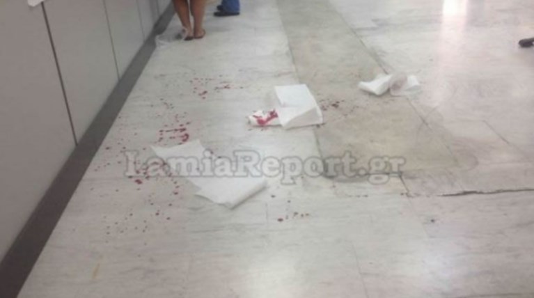 Σοκ στη Λαμία: Επαγγελματίας έκοψε τις φλέβες του στο γκισέ του ΟΑΕΕ
