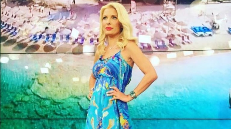 Η Μενεγάκη «λιώνει» πάνω σε μια αιώρα και οι θαυμάστριές της «σφάζονται»