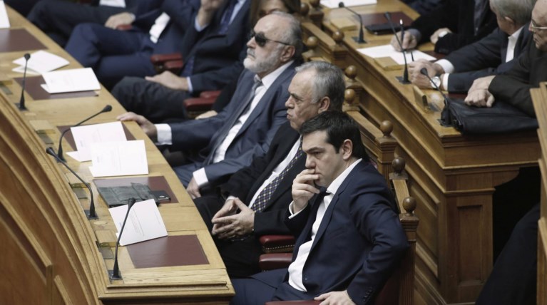 H κυβέρνηση βουλιάζει στη μάχη της καθημερινότητας