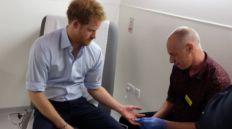 O πρίγκιπας Χάρι κάνει τεστ HIV σε live μετάδοση [Βίντεο]