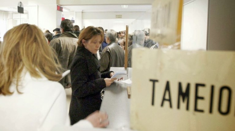 "Θηλιά" χρεών πάνω από 220 δισ. στραγγαλίζει την οικονομία