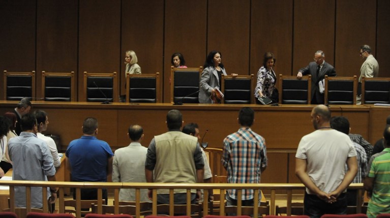 Πήγε να μπει με σουγιά στη δίκη της Χρυσής Αυγής!