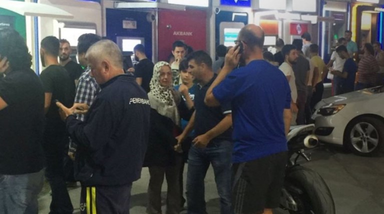 Τουρκία: Ουρές στα πρατήρια και στα ATM
