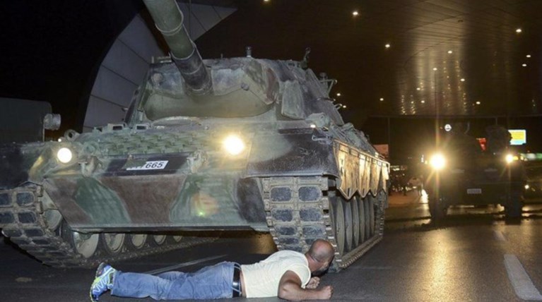 Τουρκία: Σταματά το τανκ με το σώμα του