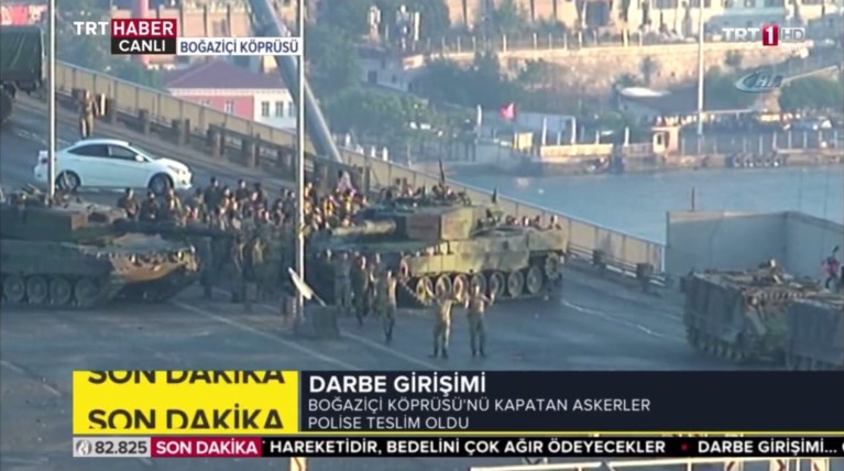 Η στιγμή που οι στρατιώτες παραδίδονται στον Βόσπορο