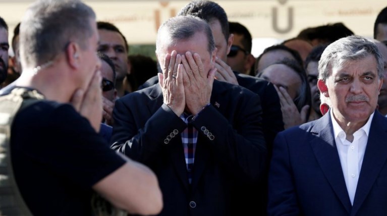 Ξέσπασε σε κλάματα ο Ερντογάν σε κηδεία φίλου του