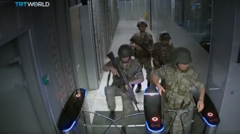 Η εισβολή των πραξικοπηματιών στην τουρκική τηλεόραση-βίντεο-ντοκουμέντο