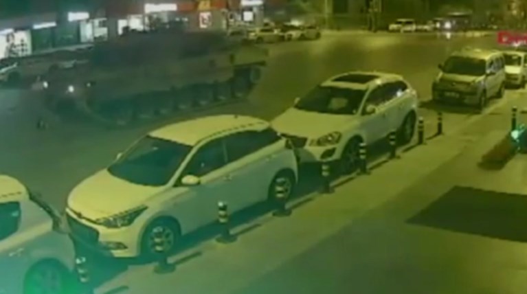 Τουρκία: Τανκς περνούν πάνω από διαδηλωτή