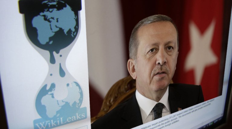 «Μαύρο» στα Wikileaks από Ερντογάν μετά τη διαρροή των 300.000 email