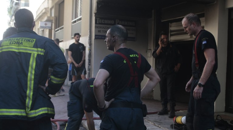 Στις φλόγες  πολυκατοικία  στον Πειραιά