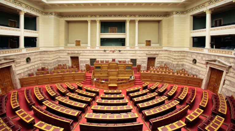 Μετωπική ΣΥΡΙΖΑ-ΝΔ στη Βουλή για τον εκλογικό νόμο