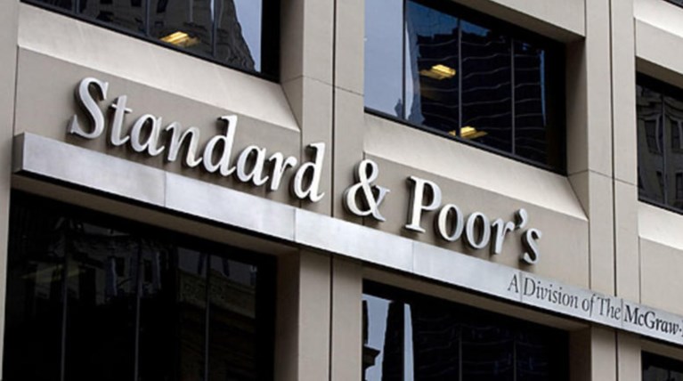 Ο S&P υποβαθμίζει την Τουρκία, κατρακύλα για τη Λίρα