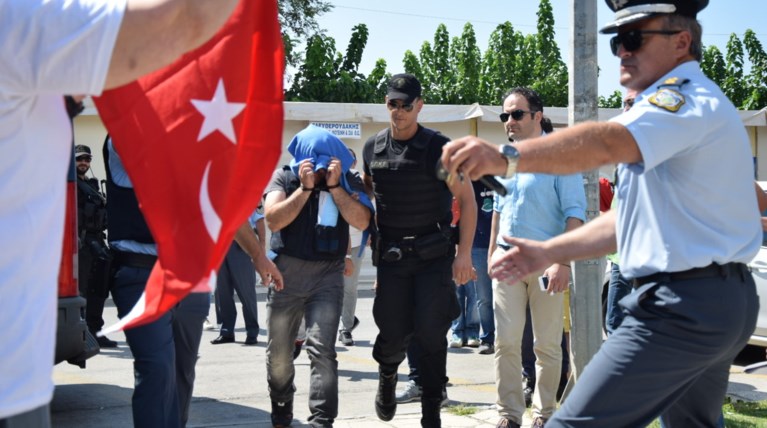 Ενταση στο δικαστήριο για τους 8 τούρκους στρατιωτικούς