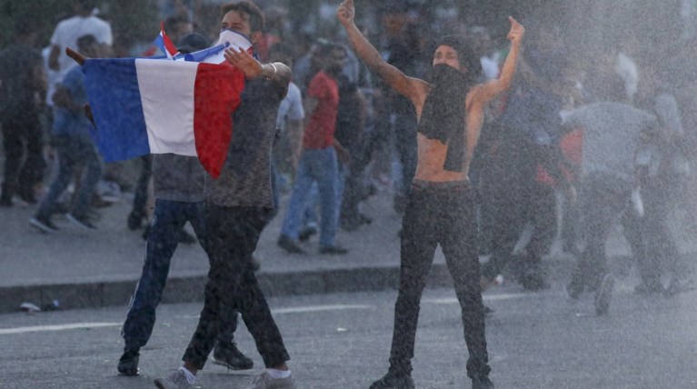 Νύχτα τρόμου στα προάστια του Παρισιού