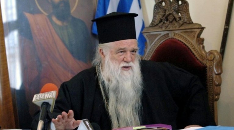 Ο Αμβρόσιος επιτίθεται στο ποίμνιό του επειδή πήγε στο θέατρο