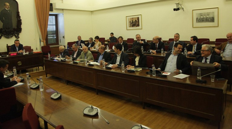 «Άγρια» κόντρα στη Βουλή για τις τηλεοπτικές άδειες
