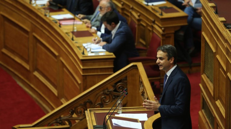 Σκληρή κόντρα Τσίπρα - Μητσοτάκη εφ' όλης της ύλης