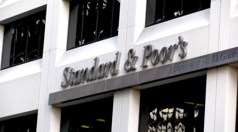 Η S&P προειδοποιεί για το ελληνικό χρέος