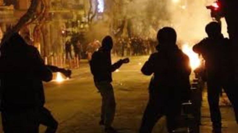 Εκαψαν αυτοκίνητα στα Εξάρχεια