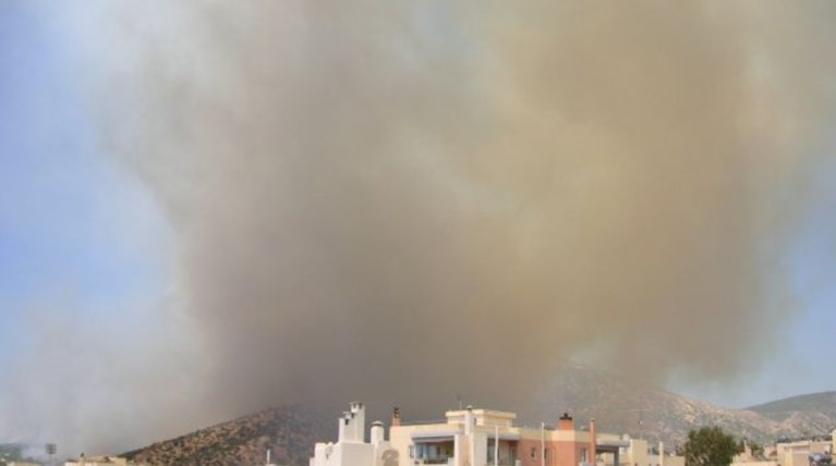 Έσβησε η πυρκαγιά στη λεωφόρο Ποσειδώνος, στη Γλυφάδα
