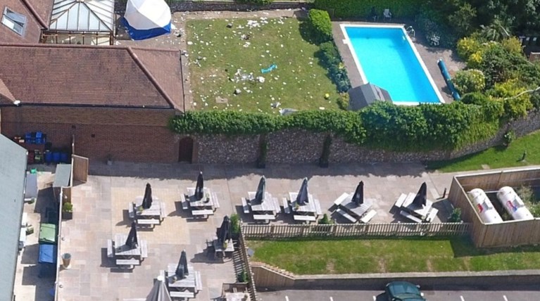 Πιστολίδι με ένα νεκρό σε sex party δίπλα σε πισίνα