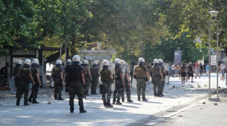 Συμπλοκές ΜΑΤ και ακροδεξιών στην Κομοτηνή