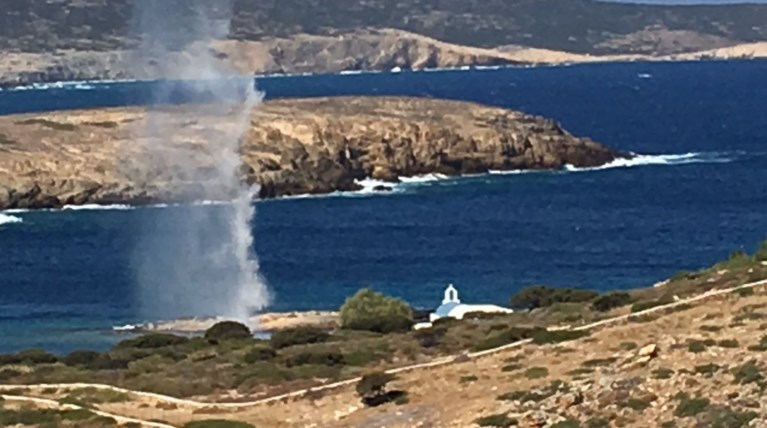 Αντίπαρος:Με ελεγχόμενη έκρηξη εξουδετέρωσαν βόμβες του Β΄Παγκοσμίου video