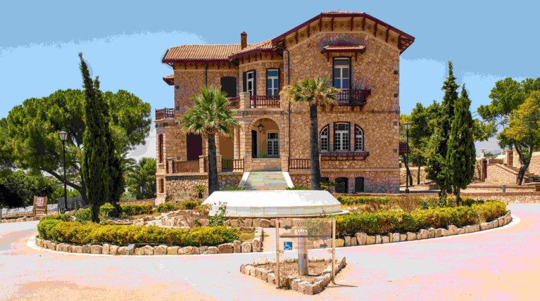 Τα 100 χρόνια   της  έπαυλης Τσιροπινά στην Ποσειδωνία Σύρου