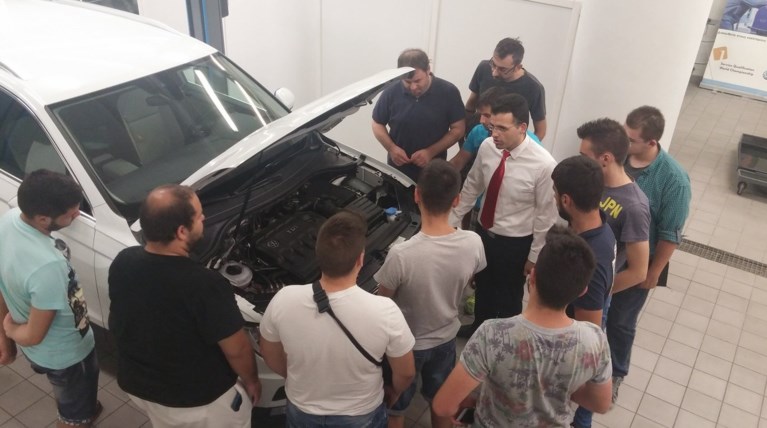 H Kosmocar εκπαιδεύει τους μελλοντικούς μηχανικούς αυτοκινήτων