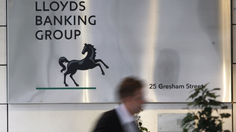 Lloyds: Τσεκούρι σε 3.000 θέσεις εργασίας, κλείνει 200 υποκαταστήματα