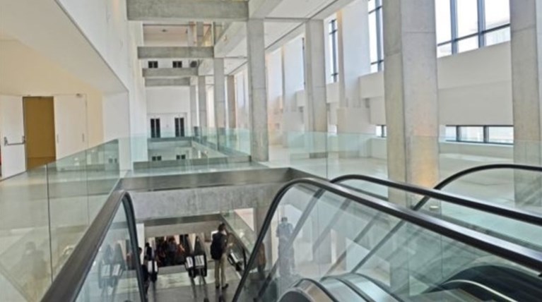 Το ΕΜΣΤ με μισάνοιχτη πόρτα από το φθινόπωρο