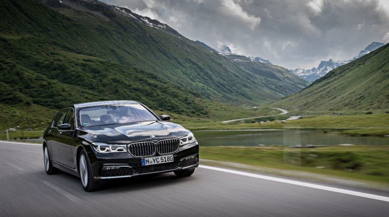 BMW: Η longbase 7άρα αποκτά υβριδική άνεση και επιδόσεις που ηλεκτρίζουν