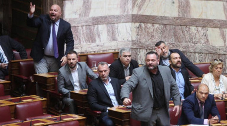 Τραμπουκισμοί χρυσαυγιτών κατά μουσουλμάνου βουλευτή για το τέμενος