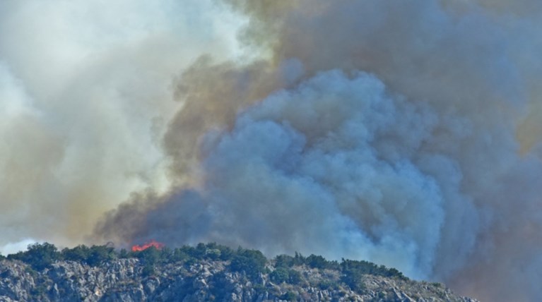 Μαίνεται η μεγάλη πυρκαγιά ανάμεσα σε Κρανίδι και Πόρτο Χέλι