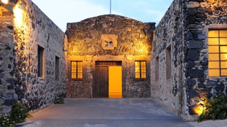 Ένα καλοκαίρι τέχνης στην Σαντορίνη