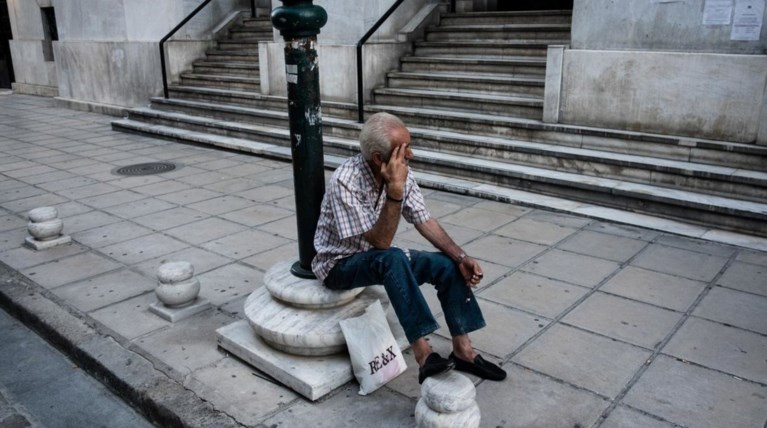 Υφεση και στο β' τρίμηνο "βλέπουν" τραπεζικοί αναλυτές
