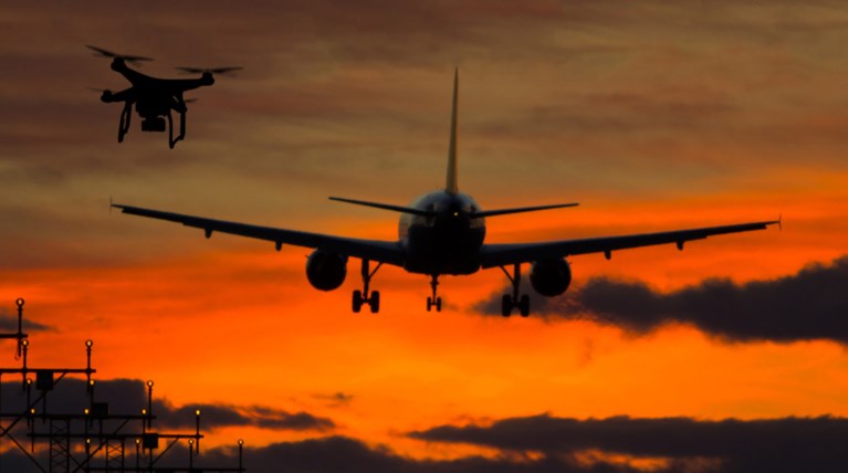 Drone και αεροπλάνο παραλίγο να συγκρουστούν στον αέρα