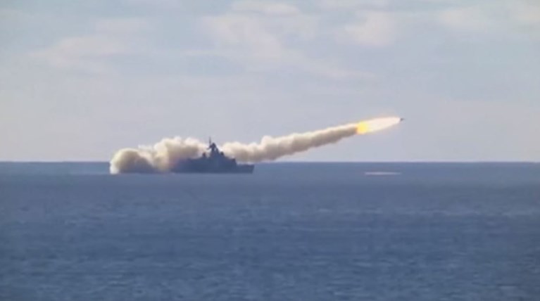 Νέα ένταση και πολεμικά παιχνίδια στην Κριμαία