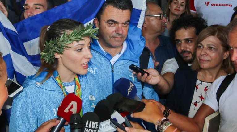 Δείτε σε ποια γνωστή τραγουδίστρια έδωσε το χρυσό μετάλλιο της η Κορακάκη!