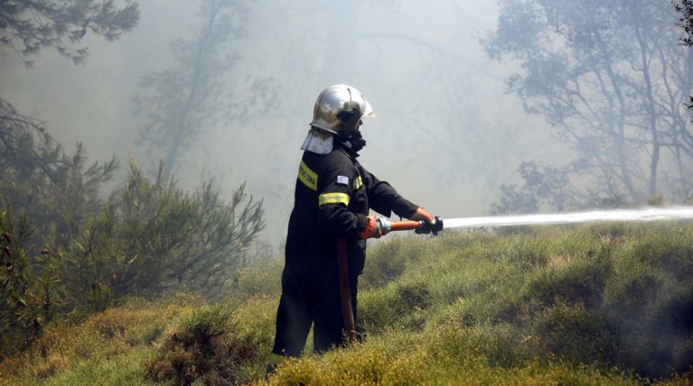 Νεκρός πυροσβέστης στη Βοιωτία - Πυρκαγιά μαίνεται στα Καλύβια Αττικής