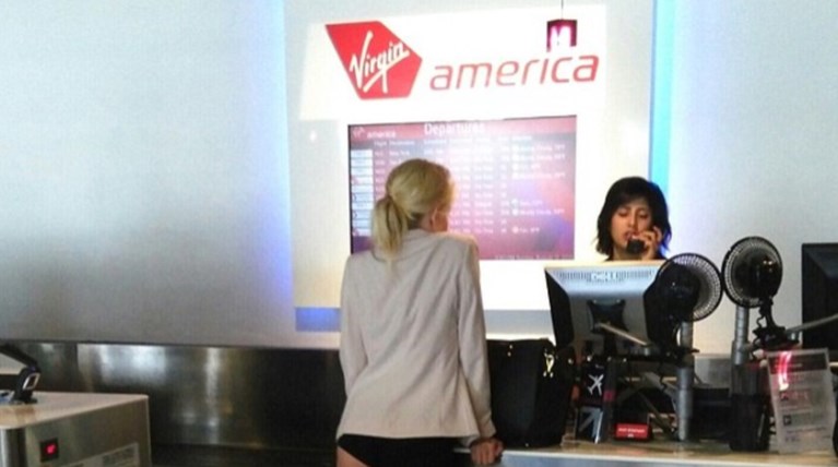 Check-in στo γκισέ μόνο με το...εσώρουχό της