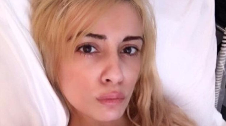 Μίνα Αρναούτη: Καταβεβλημένη ξανά στο νοσοκομείο με ορό [Εικόνα]