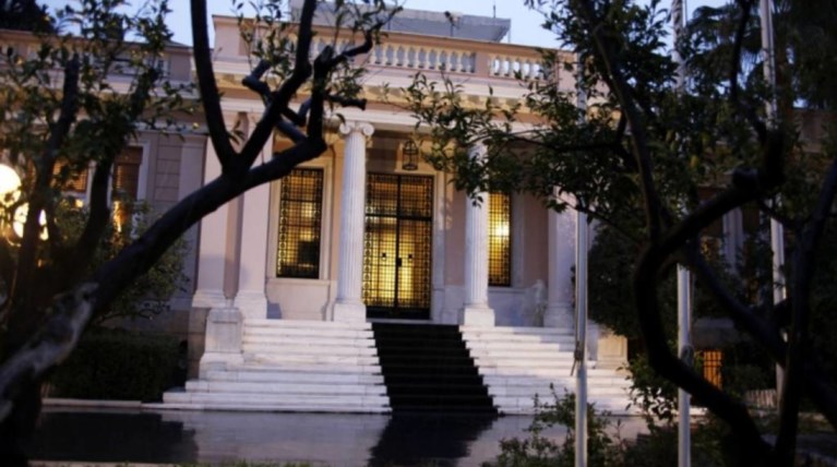 Τα "καυτά" μέτωπα: Μισθολόγια, Παιδεία και ιδιωτικοποιήσεις