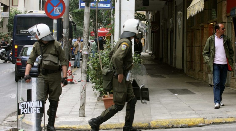 Επίθεση με πέτρες σε ΜΑΤ, συνελήφθη 19χρονος