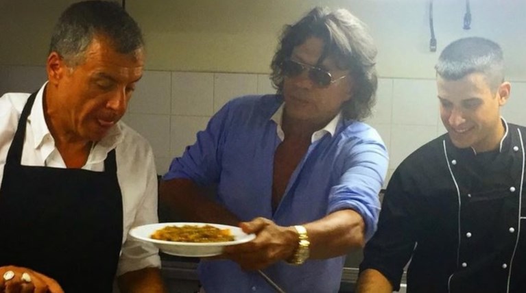 Σερβιτόροι για καλό σκοπό έγιναν Ψινάκης και Θεοδωράκης [Εικόνα]