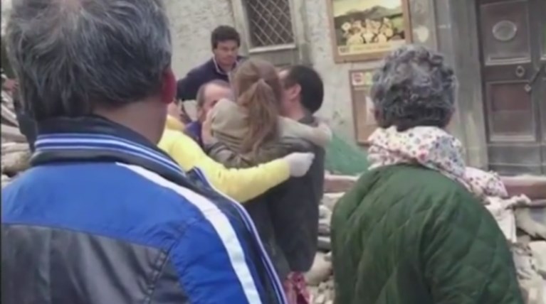 Συγκλονιστικό βίντεο από τη διάσωση μικρού κοριτσιού