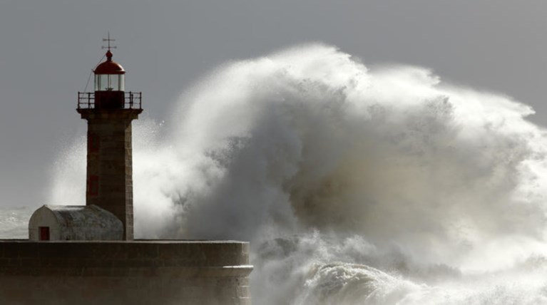 Bροχές και ισχυροί άνεμοι σήμερα, βελτίωση από το βράδυ