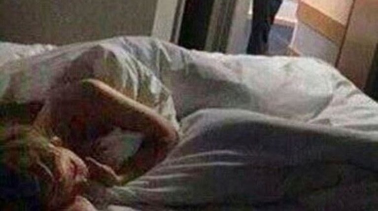 Φωτό με μαθητή σε κρεβάτι καίει καθηγήτρια